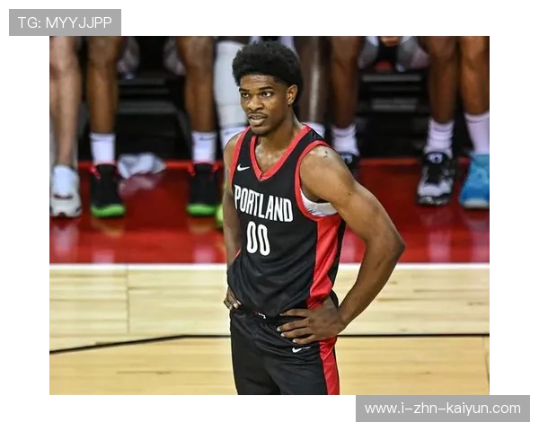 开拓者小将灵活突破，亨德森拉杆得分